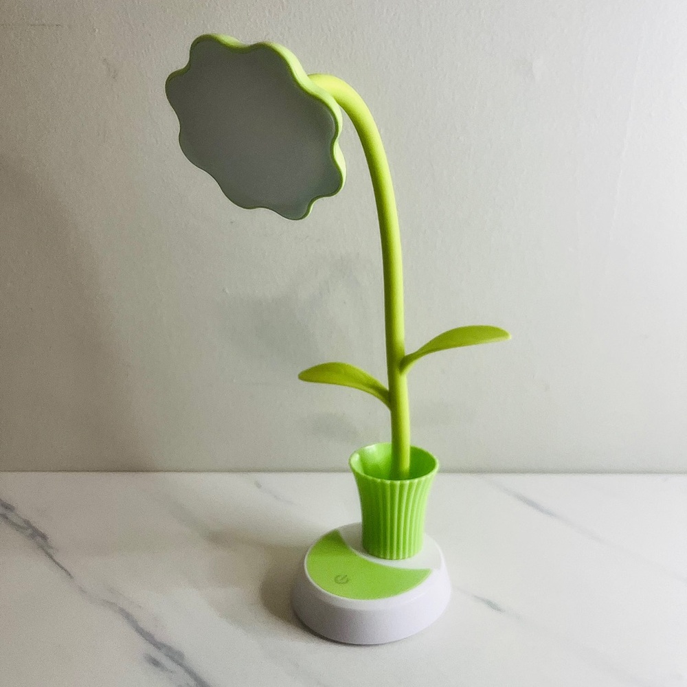 Green Flower-Shaped LED Desk Lamp